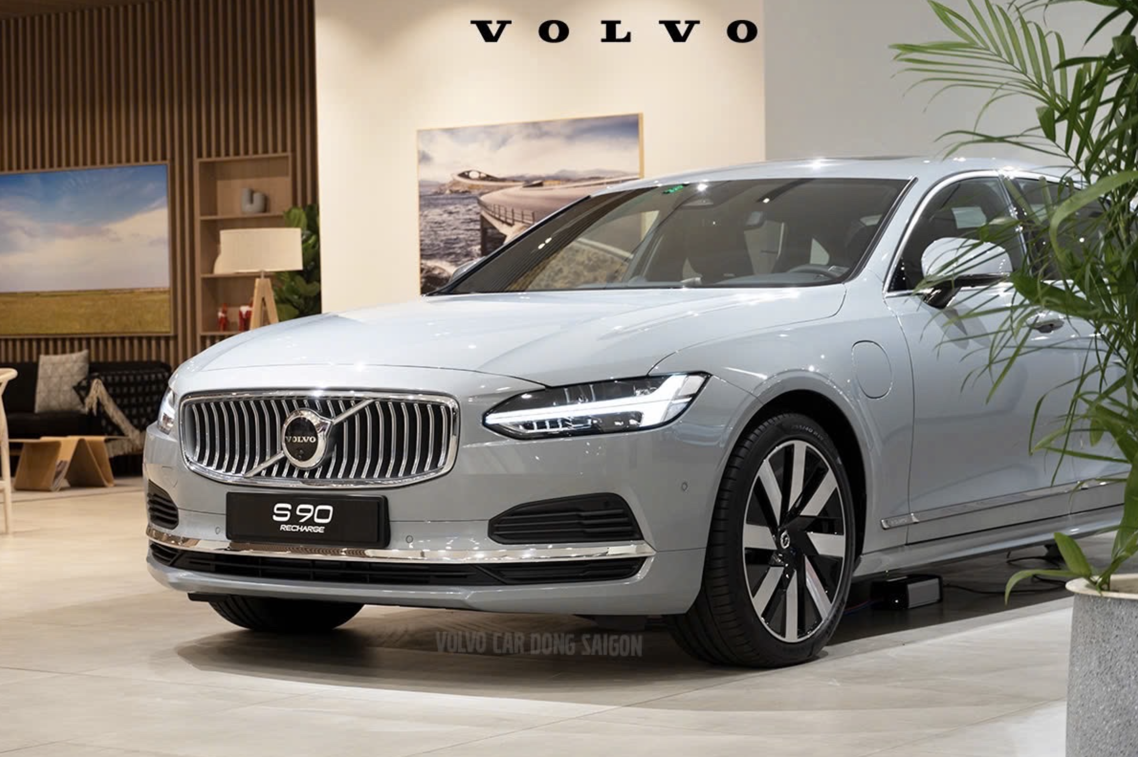 Volvo S90 Plug-in Hybrid Ultra (T8 Recharge): Sức Mạnh Vượt Trội và Cần Số Pha Lê Độc Đáo
