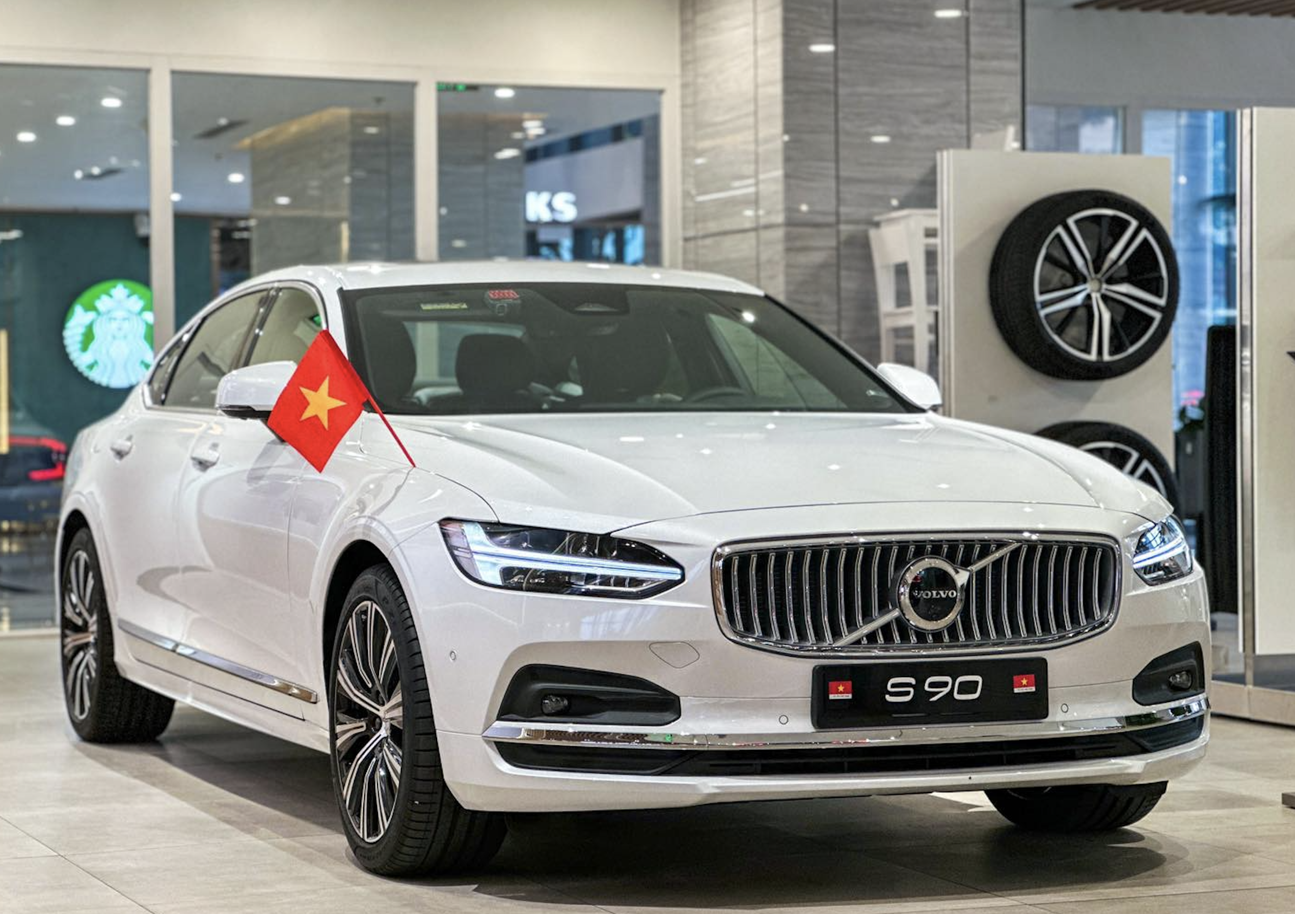 Volvo S90 tặng 1 năm bảo hiểm vật chất