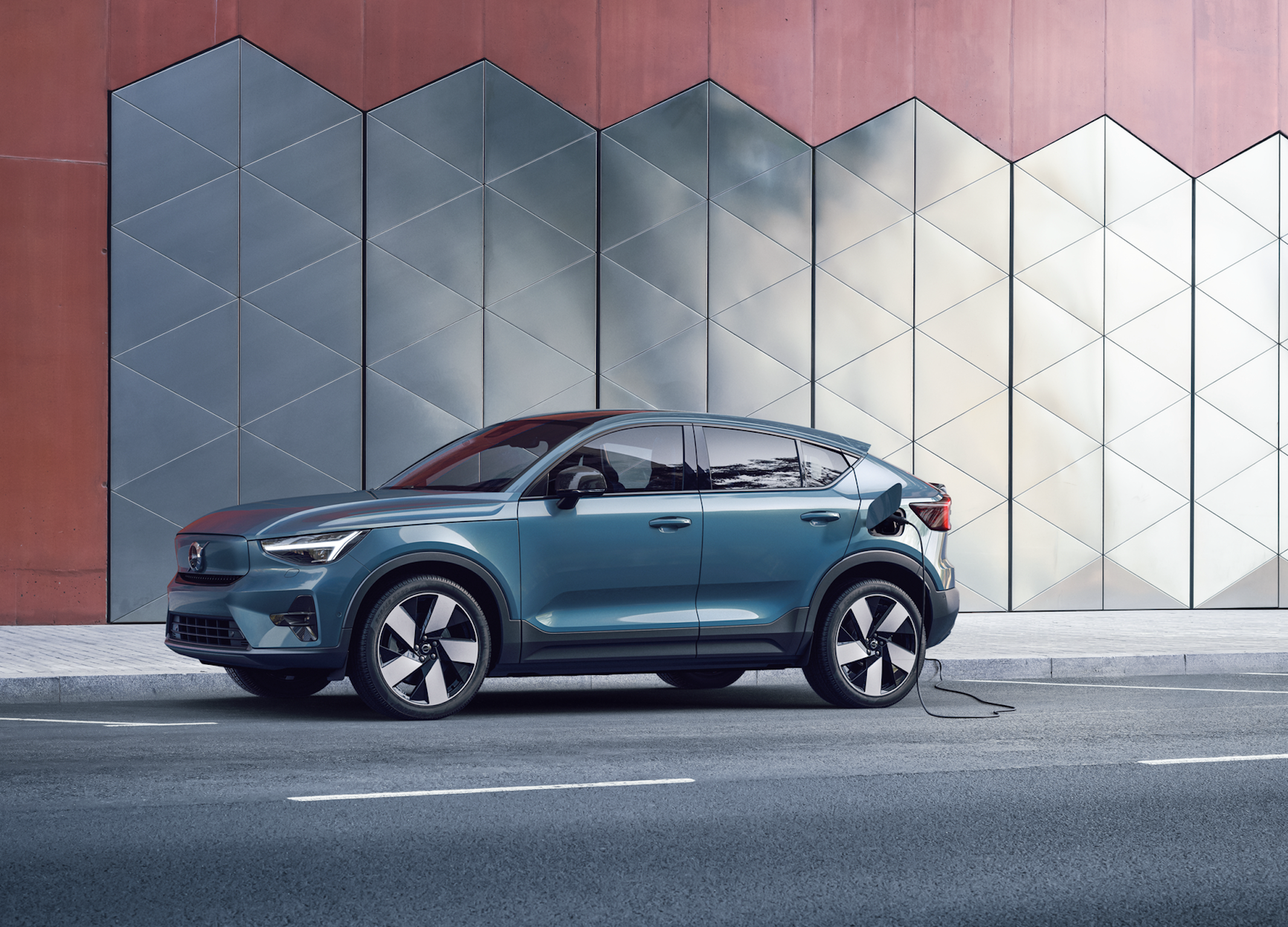 Thiết Kế Ngoại Thất Volvo EC40: Phong Cách SUV Coupe Độc Đáo và Thể Thao