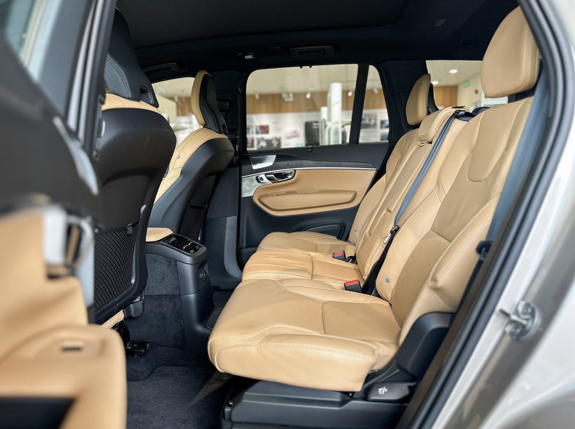 Nội thất Volvo XC90 màu vàng