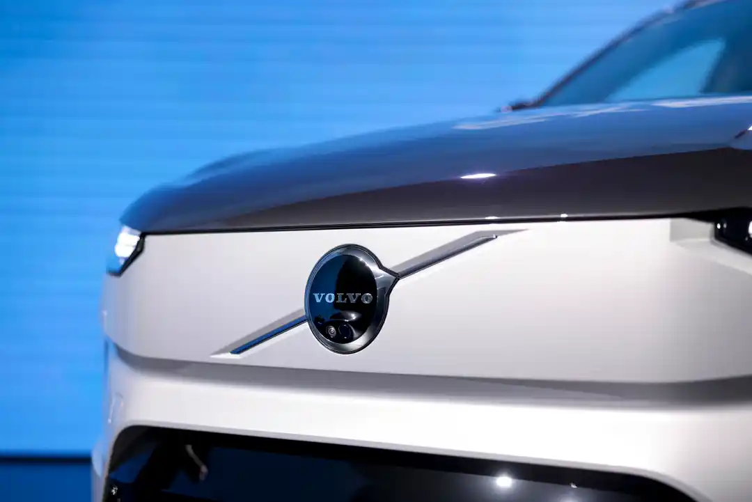 Mặt Ca-Lăng Nén Và Thân Xe Khí Động Học Volvo EX90 Ultra