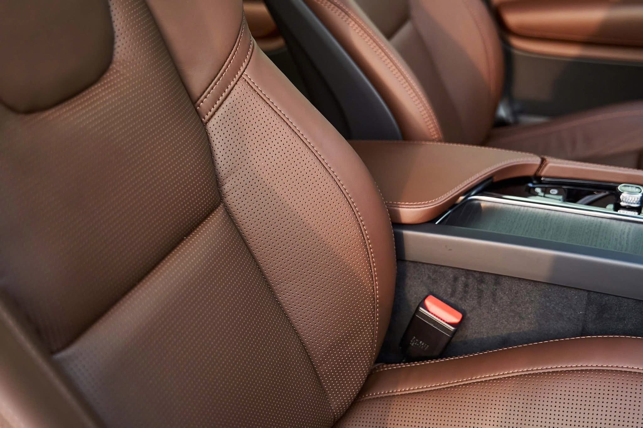 Cần số pha lê Thụy Điển Orrefors trên xe Volvo XC90 2026 bán tại Việt Nam