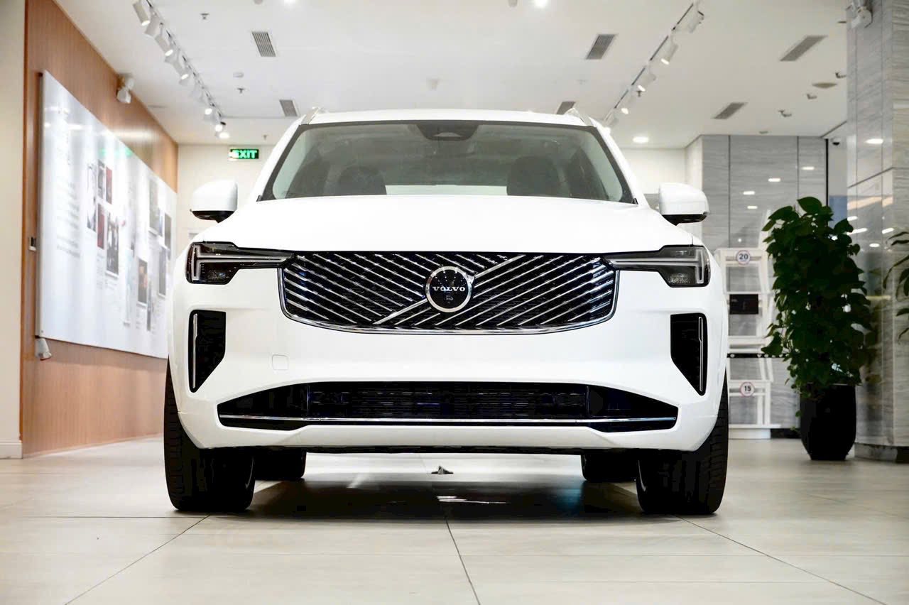Nét đẹp thanh lịch bên trong khoang lái của chiếc Volvo XC90 2026