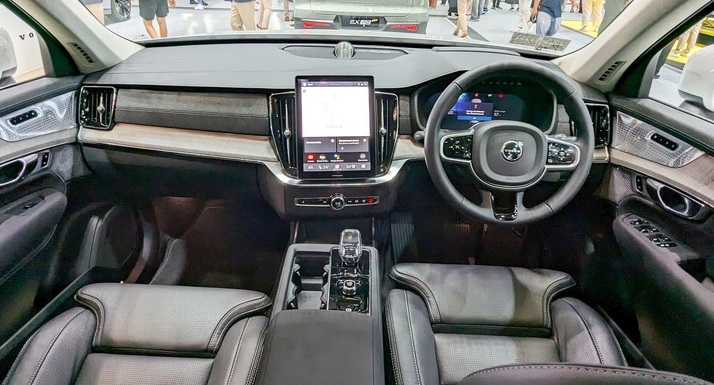 Cả nhà trải nghiệm Volvo XC90 2026 mua xe gia đình tại đại lý