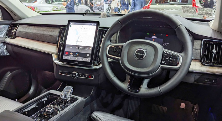 Xưởng dịch vụ chăm sóc chiếc Volvo XC90 2026 mua xe gia đình