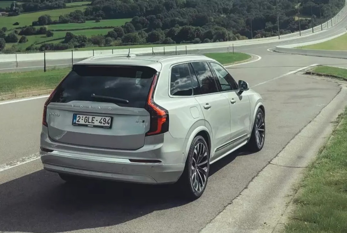 Cần số pha lê Thụy Điển trên Volvo XC90 2026 SUV 7 chỗ cao cấp