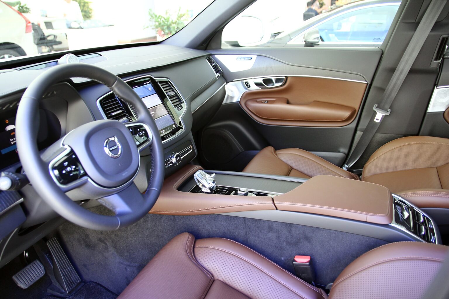 Cần số pha lê Thụy Điển Orrefors trên xe Volvo XC90 2026 SUV sang trọng cho doanh nhân