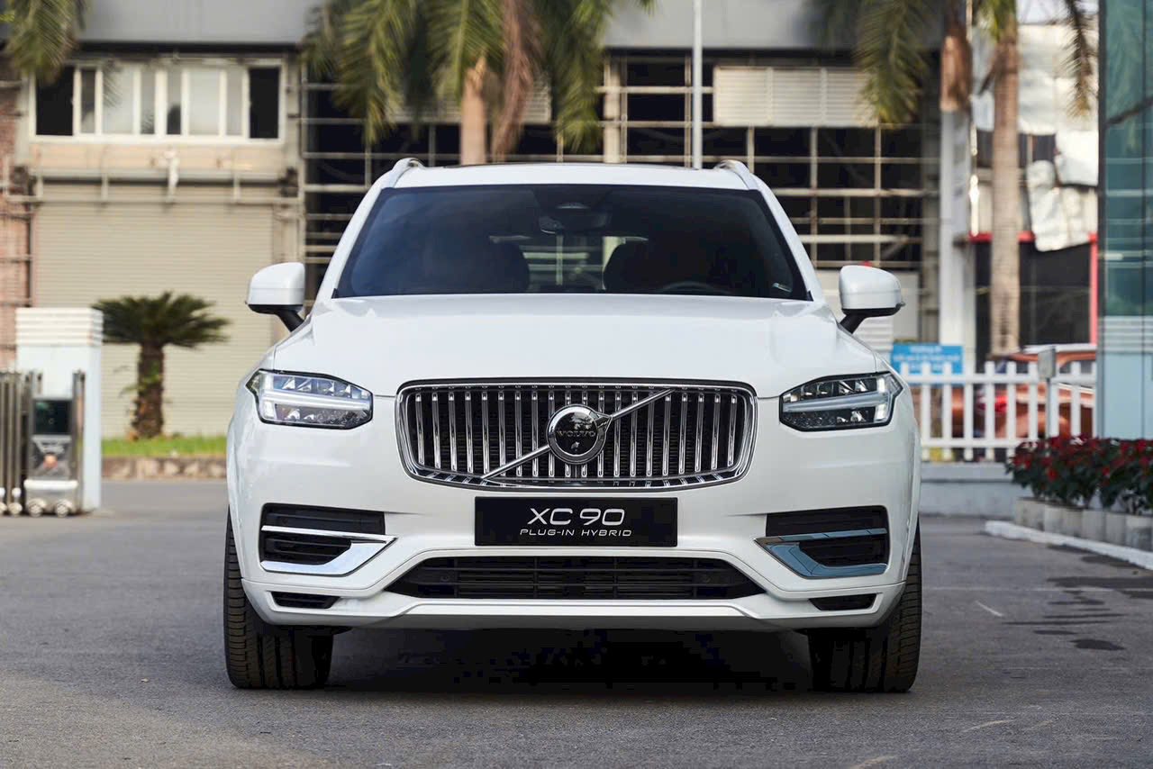Cần số pha lê Thụy Điển trên Volvo XC90 Hybrid 2026 bán tại Cần Thơ