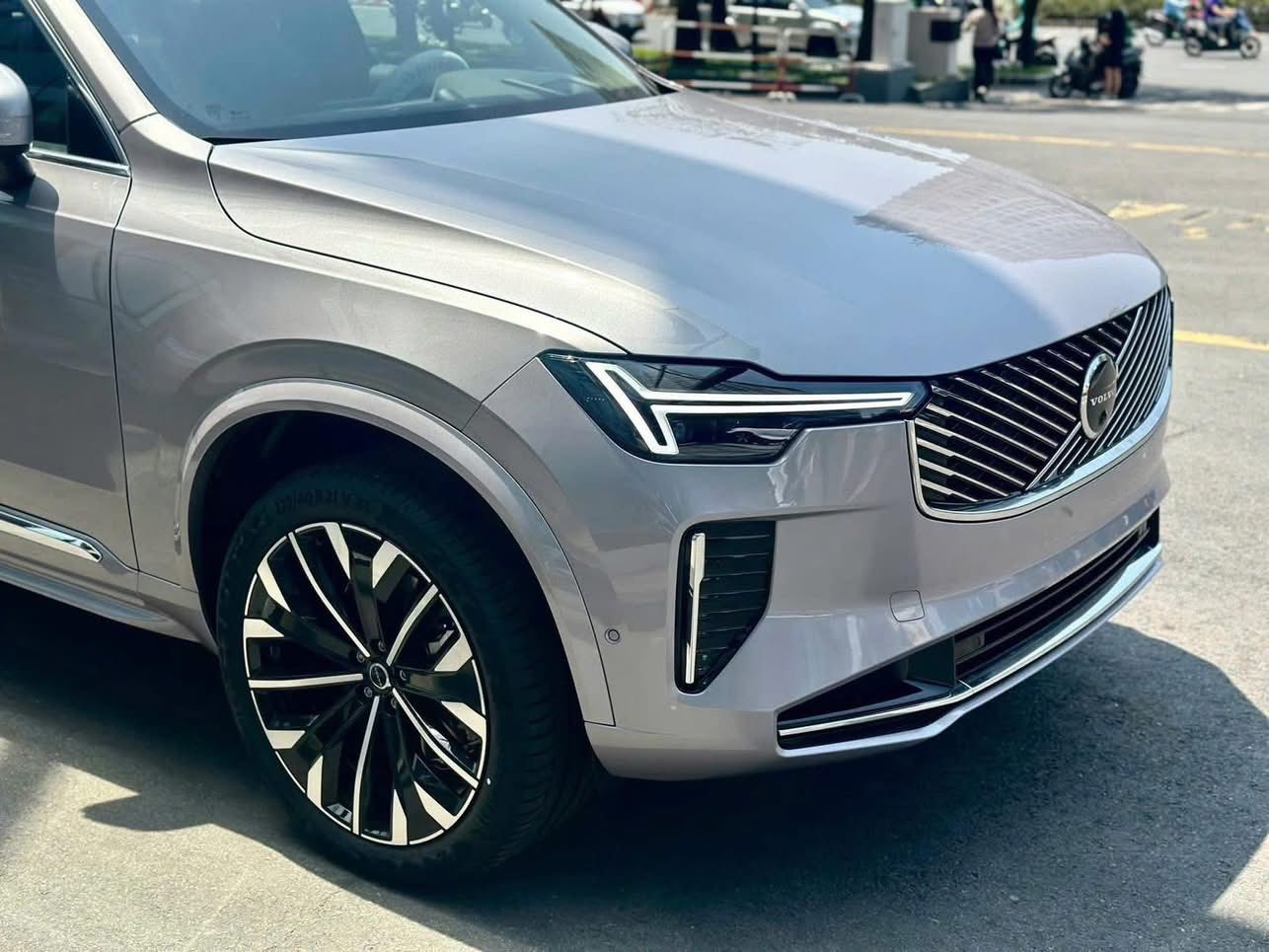 Cần số pha lê Thụy Điển sang trọng của Volvo XC90 Hybrid 2026 Bình Dương