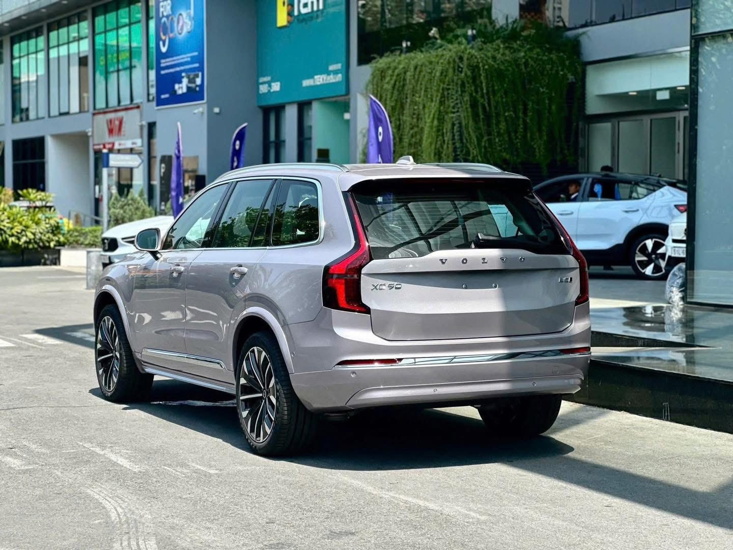 Hệ thống loa B&W rạp hát trên xe Volvo XC90 Hybrid 2026 Bình Dương