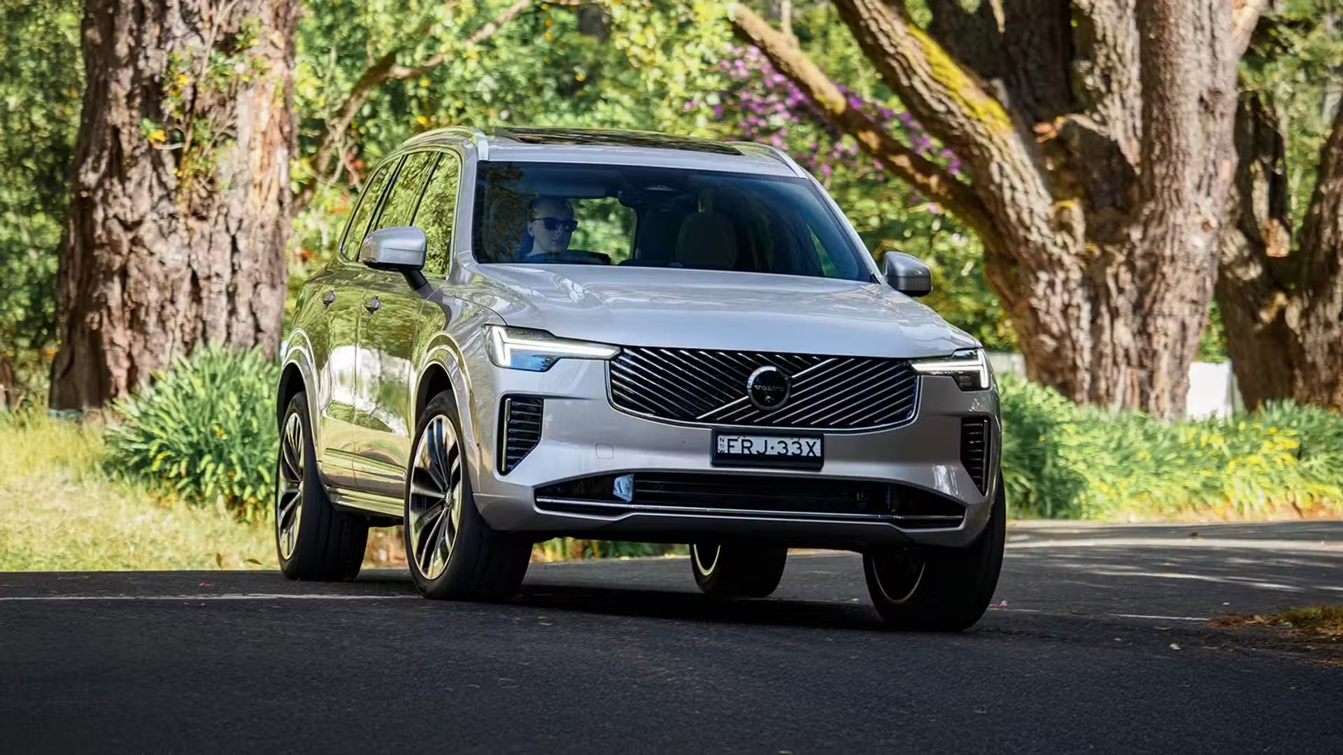Volvo XC90 Hybrid 2026 khả năng tăng tốc mượt mà từ vị trí đứng yên