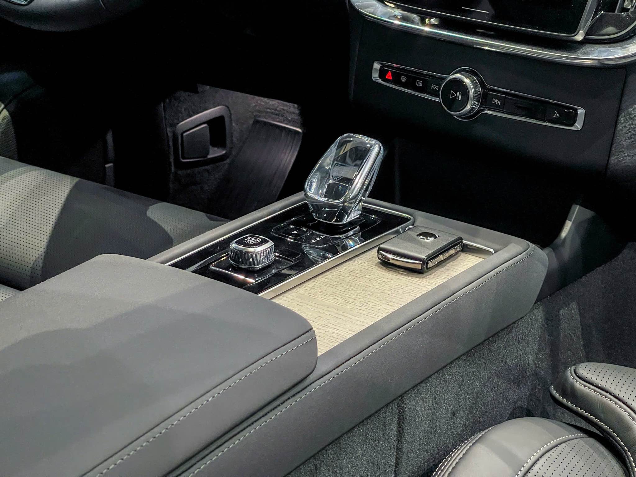 Hệ thống đèn viền tôn lên vẻ đẹp không gian nội thất Volvo XC90 Hybrid 2026