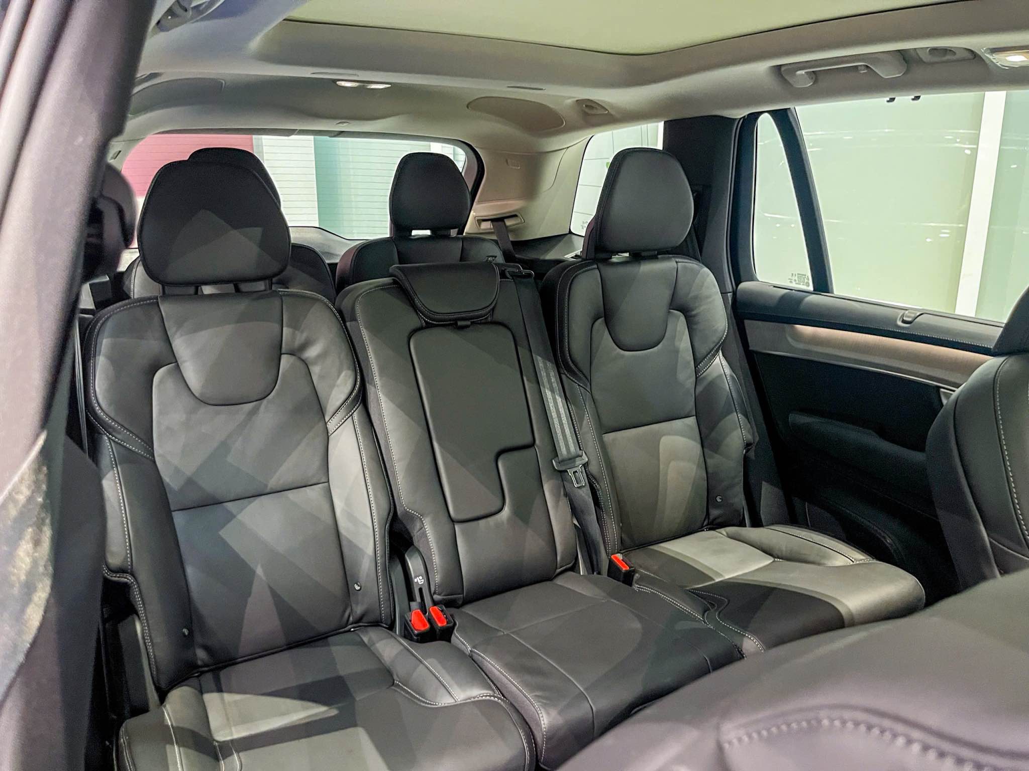 Hệ thống ghế ngồi thoải mái bên trong không gian nội thất Volvo XC90 Hybrid 2026