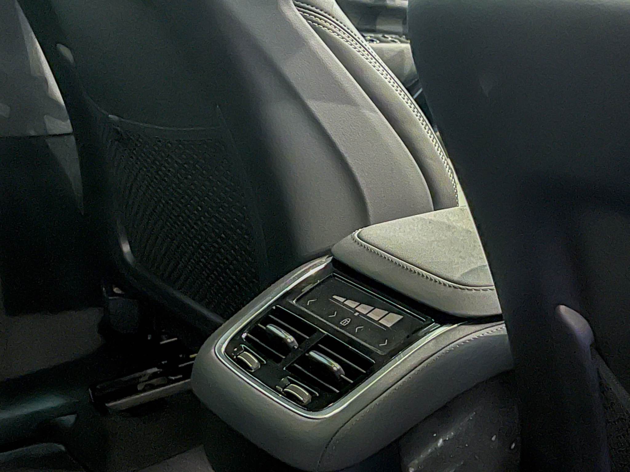 Hệ thống âm thanh đỉnh cao của không gian nội thất Volvo XC90 Hybrid 2026