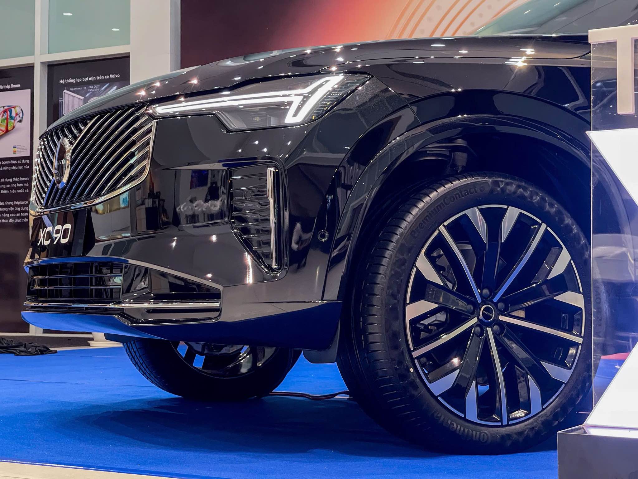 Cần số pha lê trong không gian nội thất Volvo XC90 Hybrid 2026