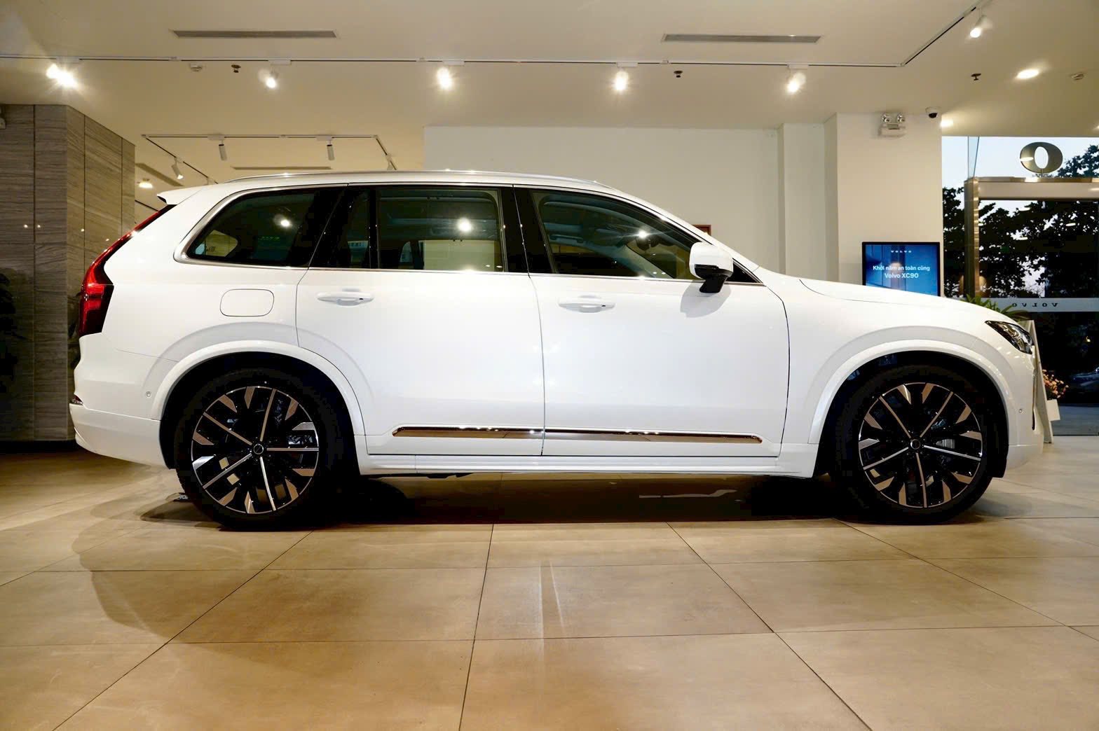 Cần số pha lê Orrefors đẳng cấp của siêu phẩm SUV Volvo XC90 Ultra 2026