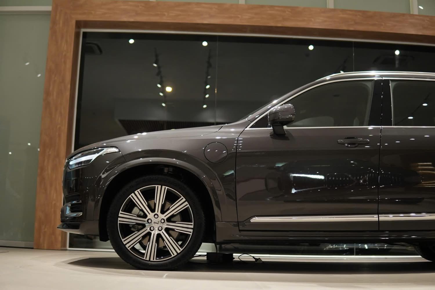 Cần số pha lê Thụy Điển Orrefors trên xe Volvo XC90 Hybrid 2026