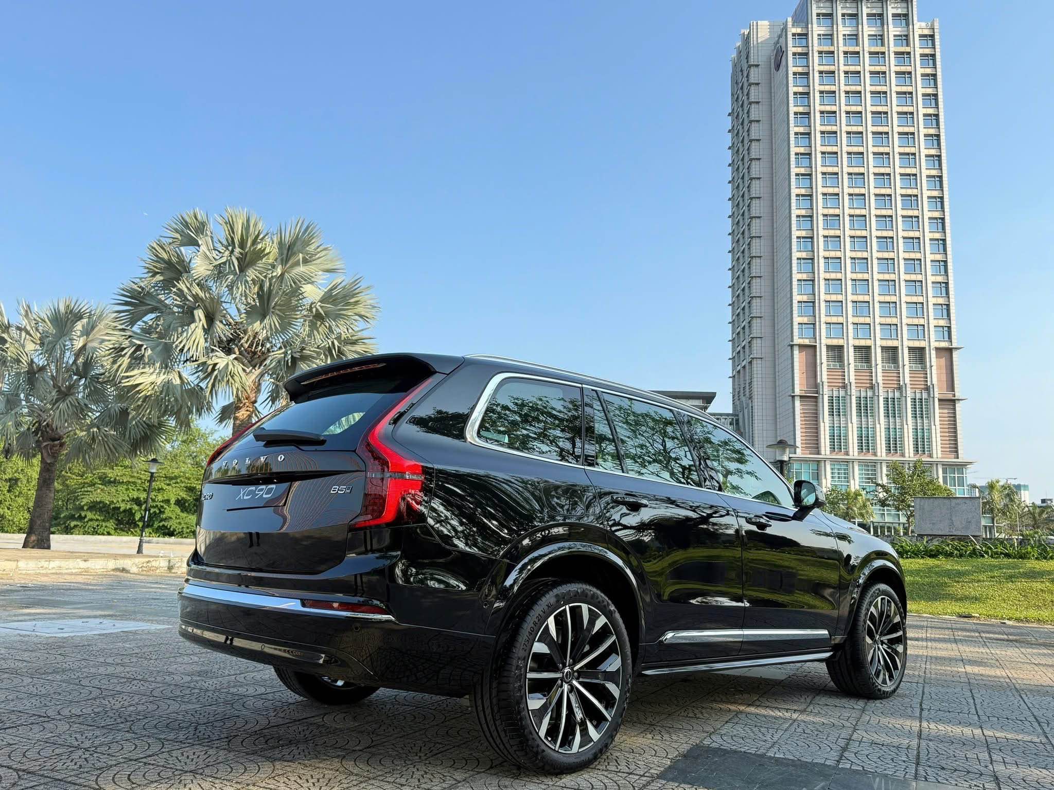 Cần số pha lê sáng lấp lánh trên chiếc xe hạng sang Volvo XC90 Ultra 2026