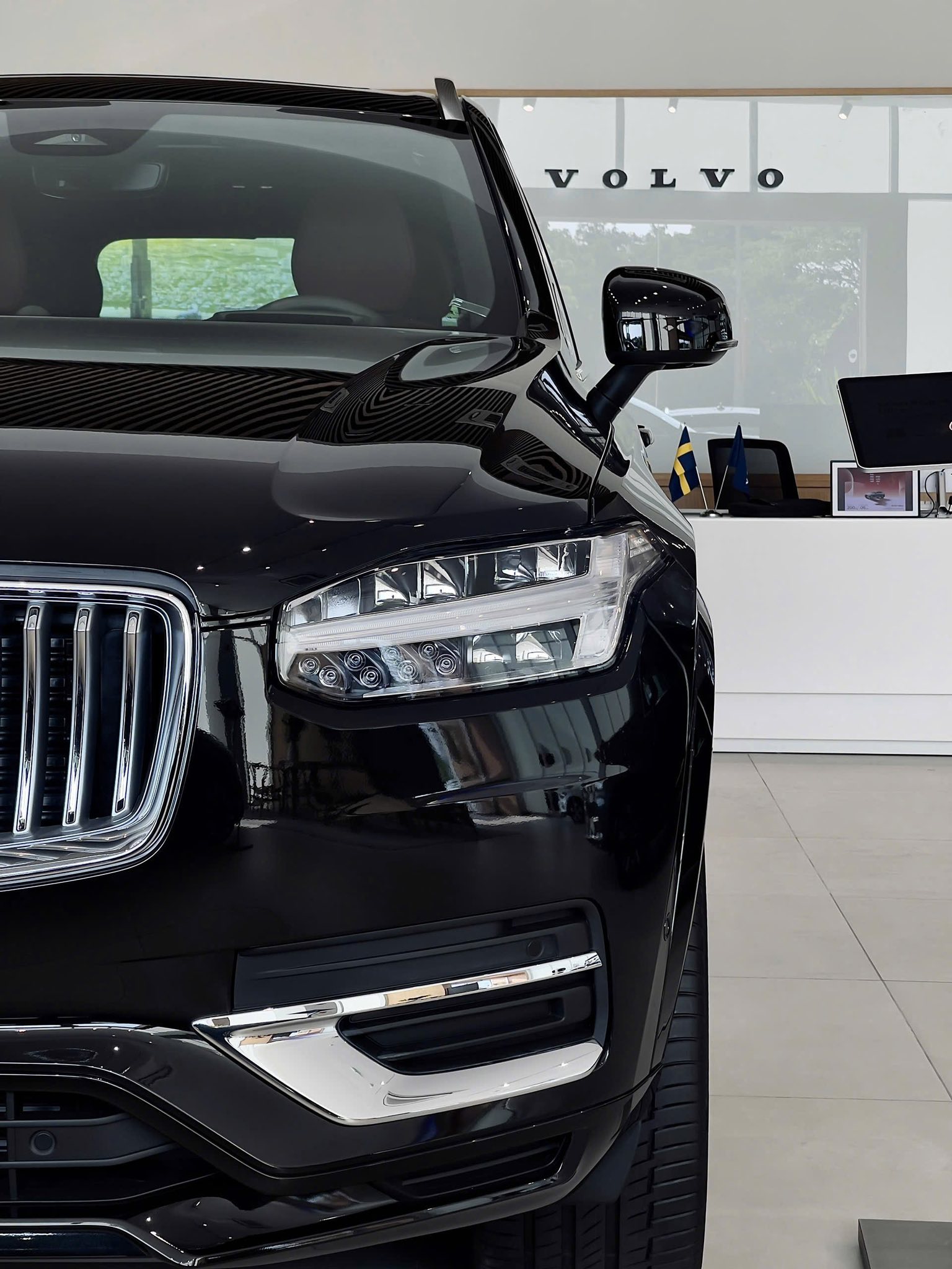 Cần số pha lê Thụy Điển Orrefors trên xe Volvo XC90 Ultra 2026 xe sang châu Âu