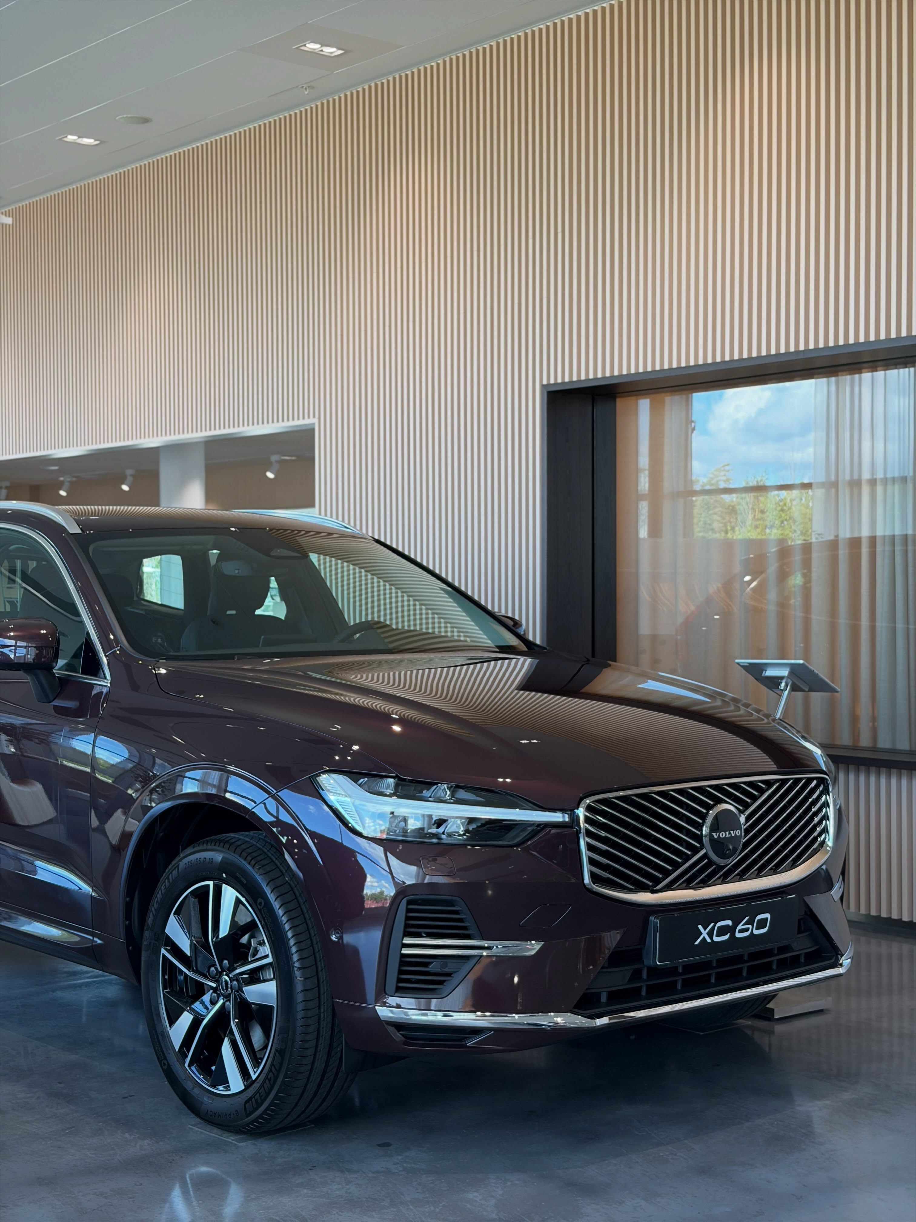 Đầu xe Volvo XC60 màu đỏ với đèn LED Thor Hammer