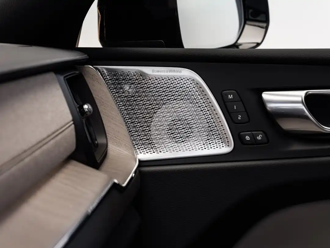 Màn hình giải trí và khoang lái Volvo XC60