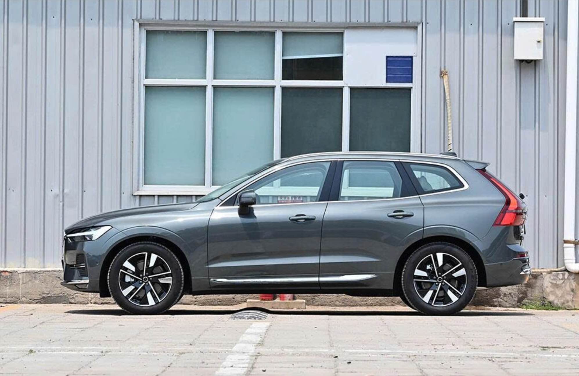 So sánh ngoại thất Volvo XC60 Plug-in Hybrid 2026 và Volvo XC60 Plug-in Hybrid 2025: Tinh tế, khí động học và hiện đại hơn