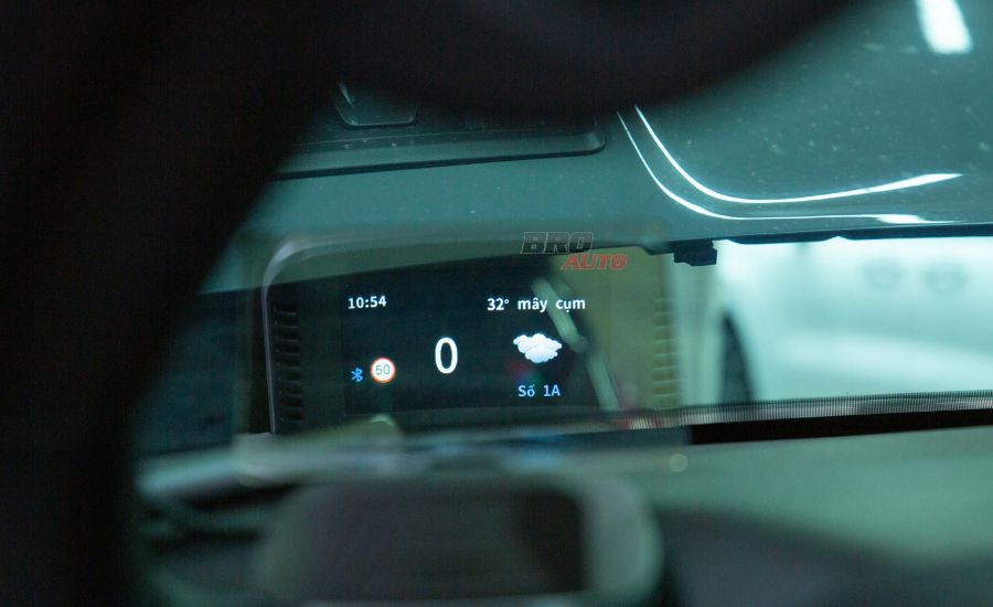 Màn hình HUD: Hiển thị thông tin quan trọng ngay trên kính chắn gió