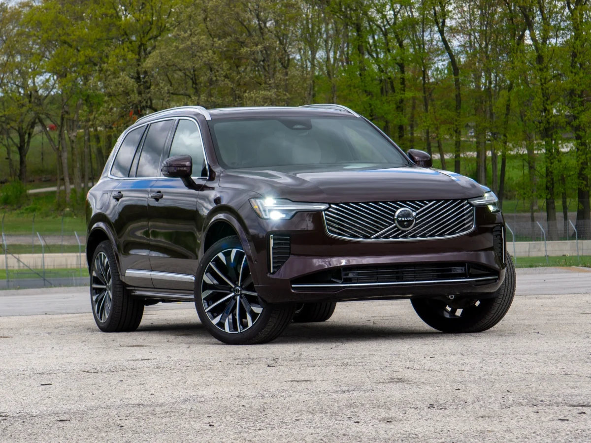 Volvo XC90 Hybrid Trong Bối Cảnh Đô Thị Việt Nam