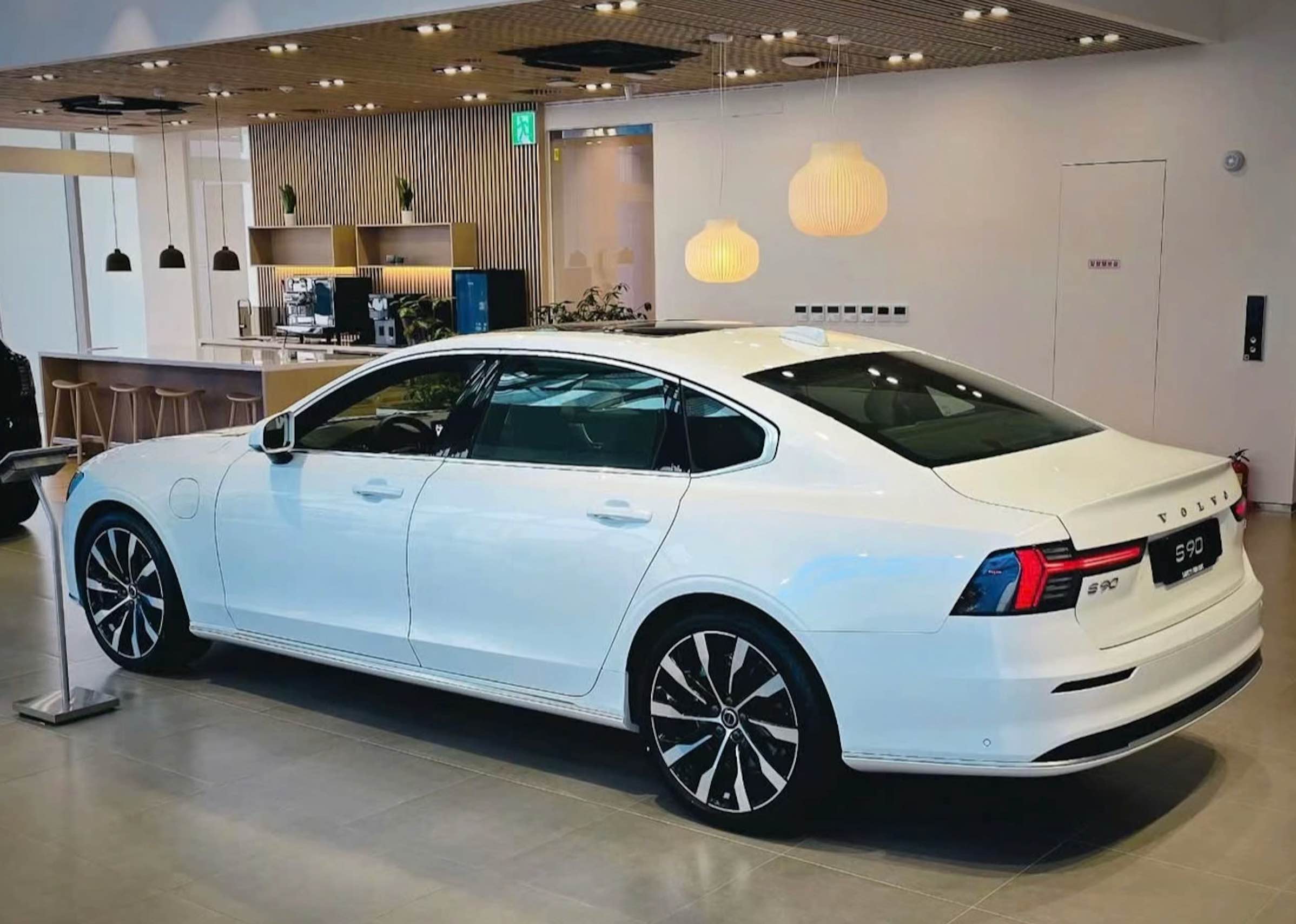 So sánh nhanh Volvo S90 Plug-in Hybrid 2026 Ultra với bản 2025