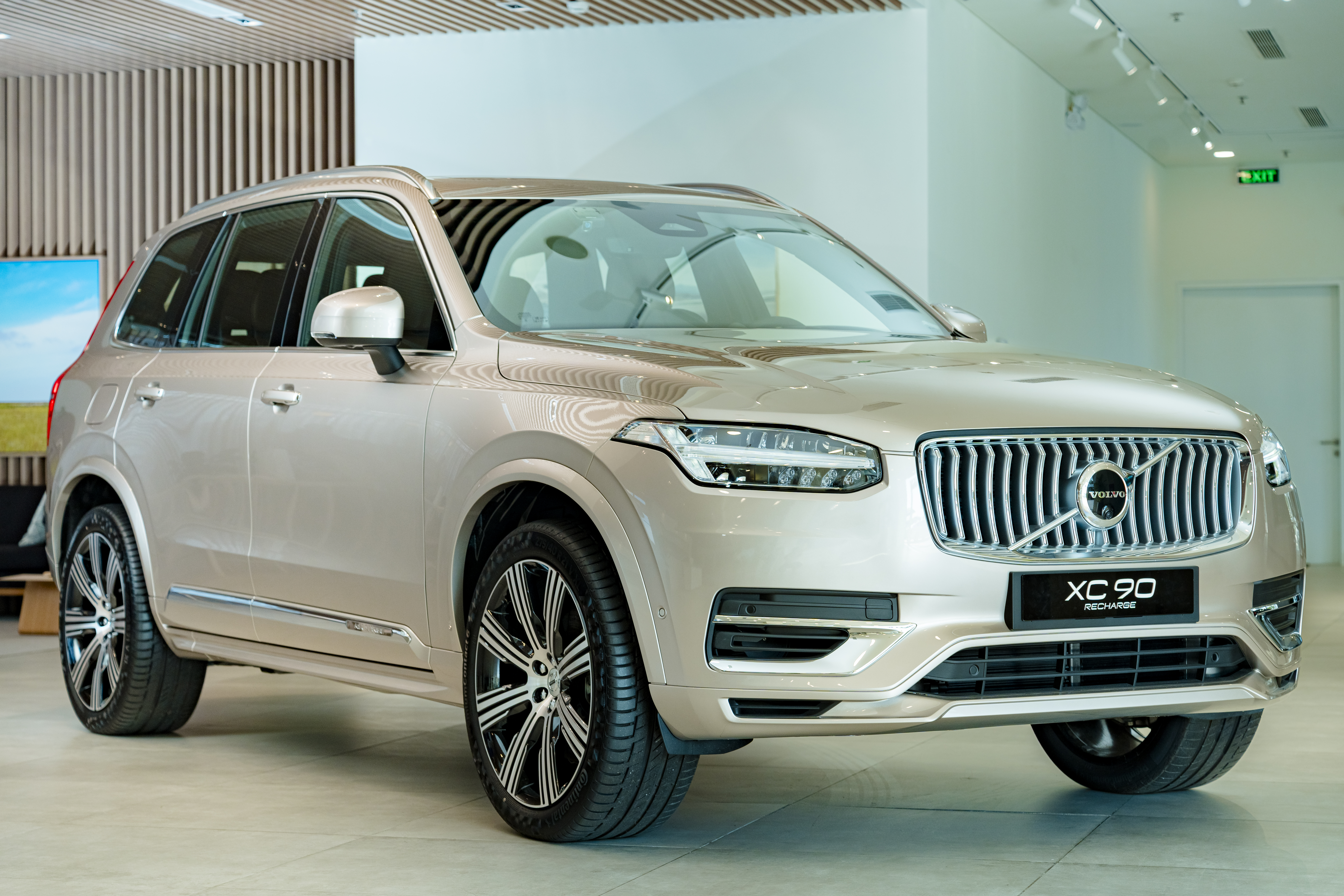 Volvo XC90 Plug-in Hybrid – SUV hạng sang giá bao nhiêu